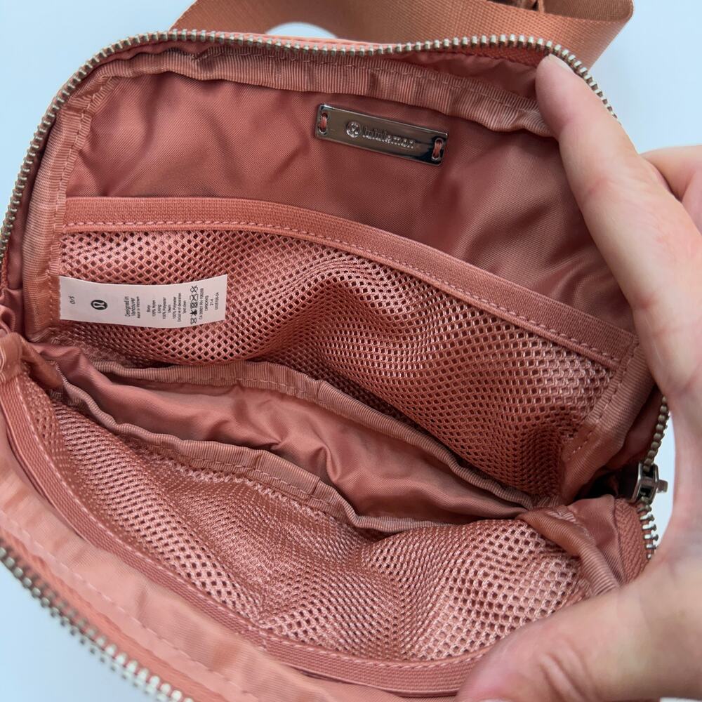 Lululemon Everywhere Belt Bag in Pink Savannah - Picture 4 of 6